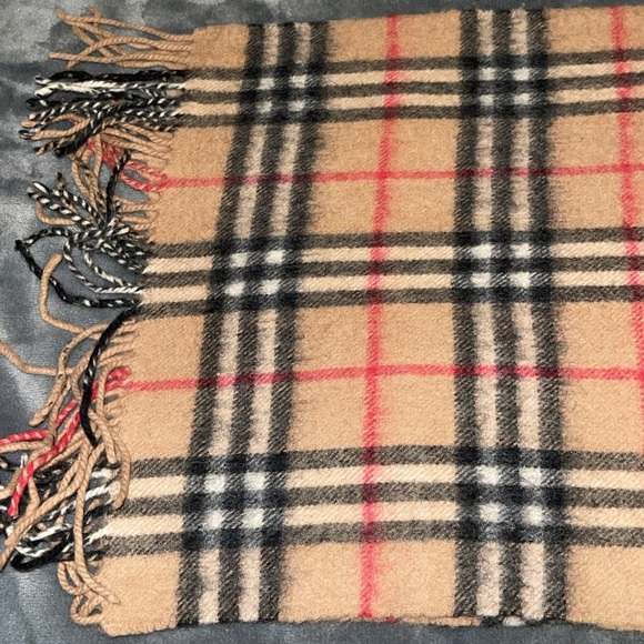 Pre loved Burberry 100% Cashmere pristine condition size 52” X 12” - Picture 5 of 6